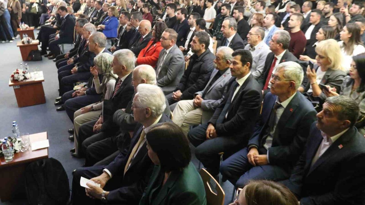 Özgür Özel Eskişehir’de: "Beka Sorununu Devlet Bey ile Farklı Tarif Ediyoruz"