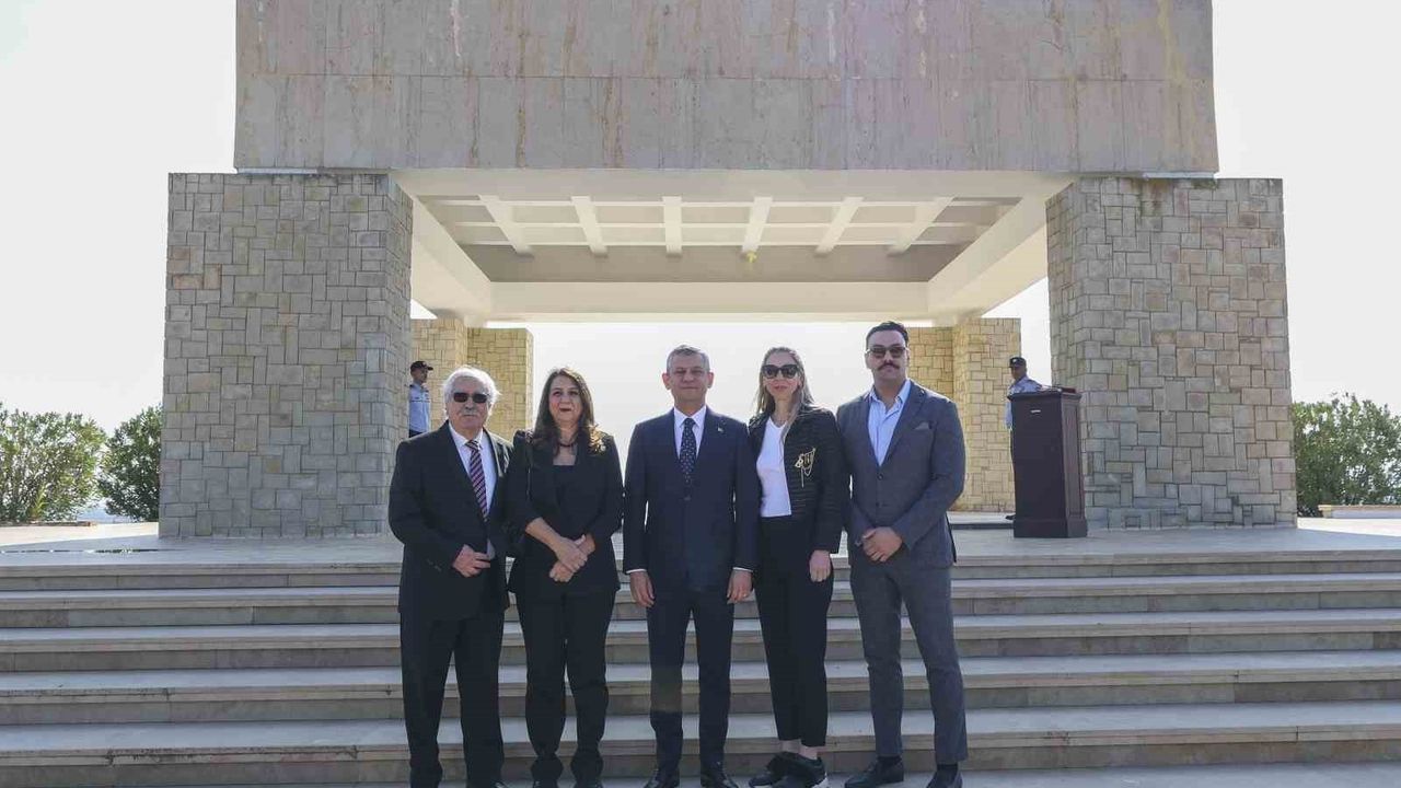 Özgür Özel KKTC'de Dr. Fazıl Küçük ve Rauf Raif Denktaş'ın Anıt Mezarlarını Ziyaret Etti