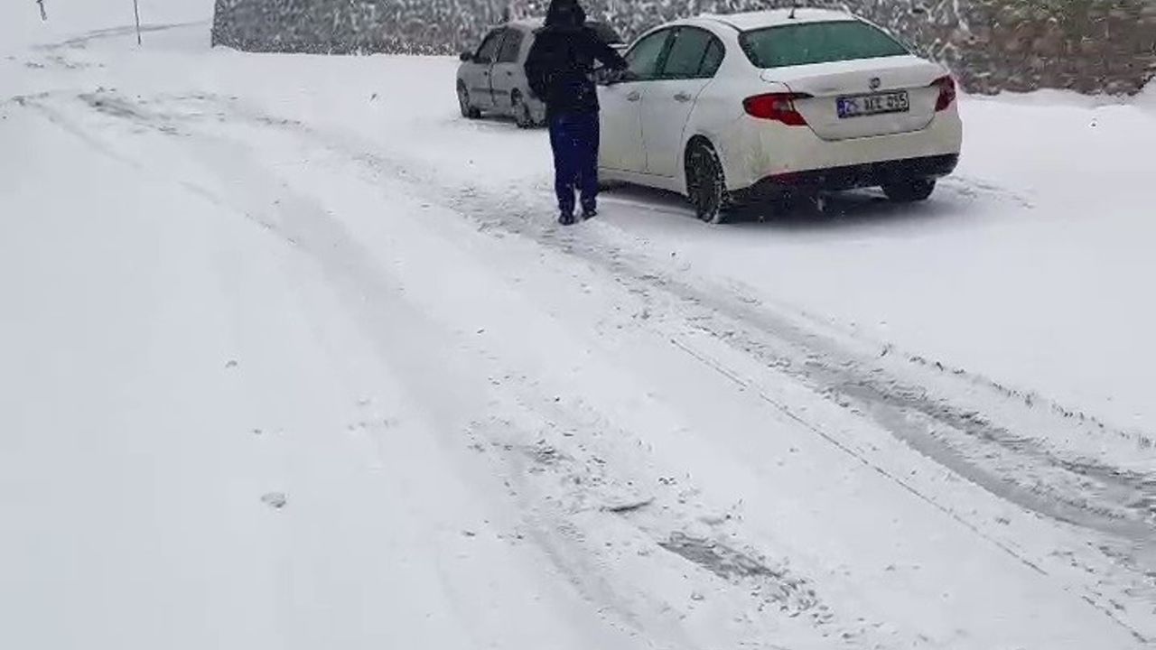 Palandöken Geçidinde Yoğun Kar Sürücülere Zor Anlar Yaşattı