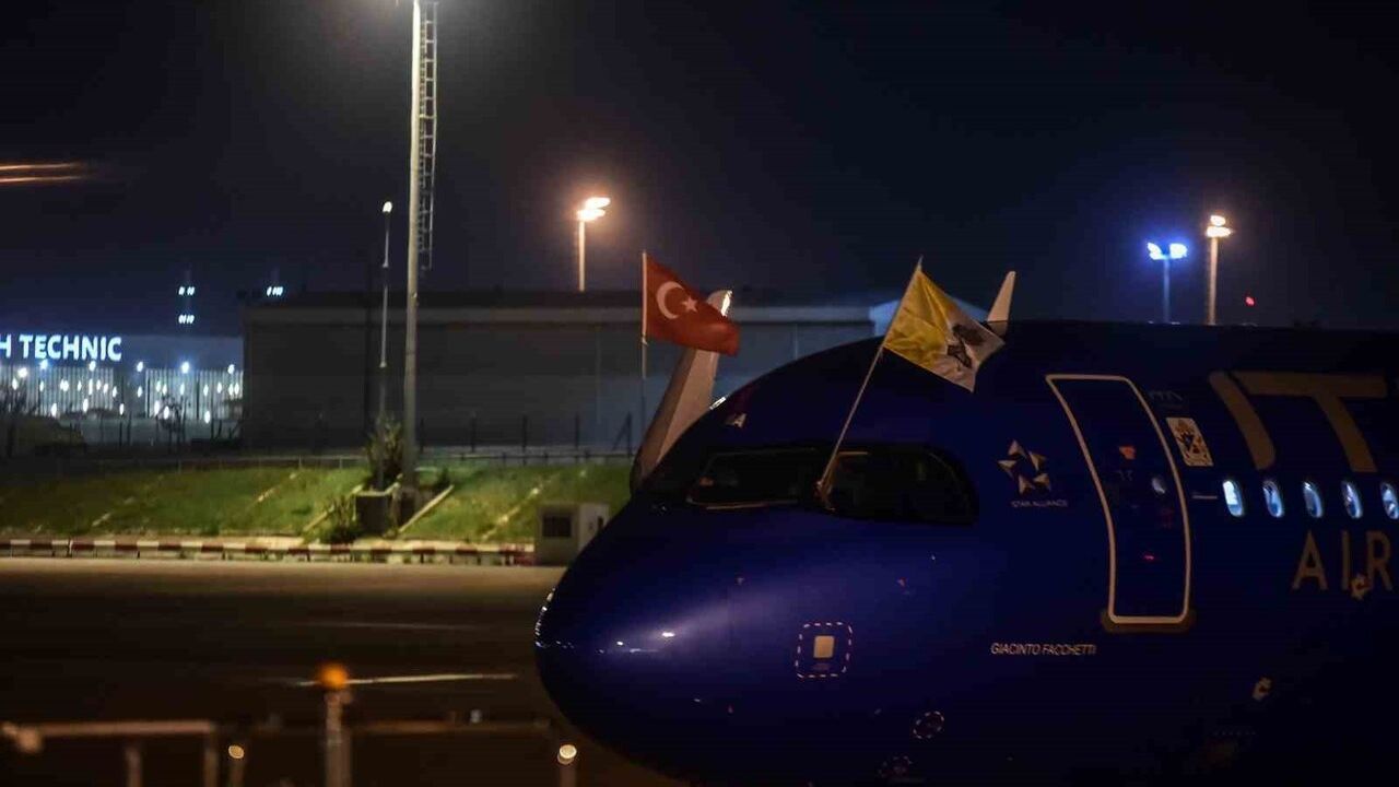 Papa 14. Leo İstanbul'a Geldi — Atatürk Havalimanı'nda Vali Davut Gül Karşıladı