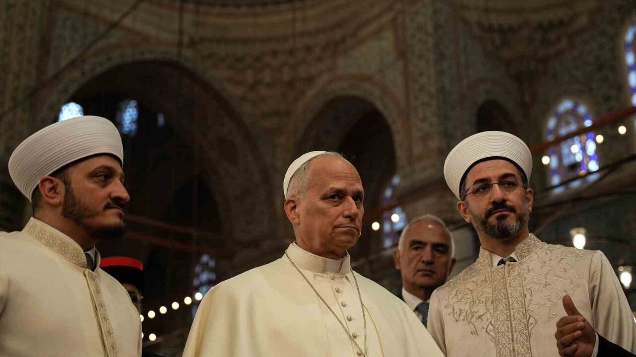 Papa 14. Leo Sultanahmet Camii’ni Hayranlıkla İnceledi: Müezzin Musa Aşgın Tunca Anlattı