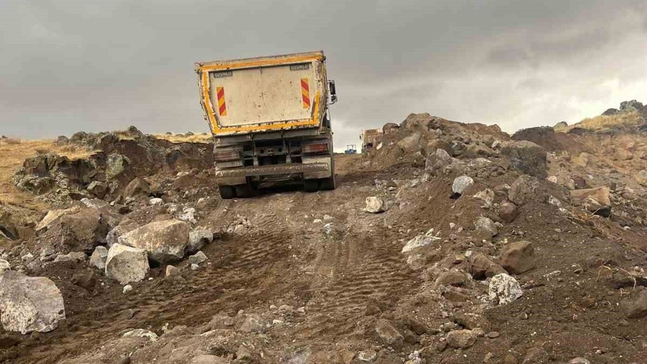 Patnos’ta Kış Hazırlığı: Köy Yollarında Asfalt ve Parke Çalışmaları