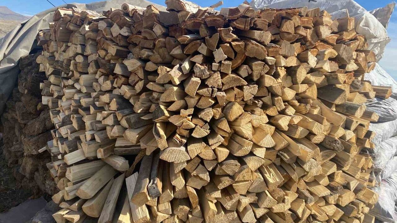 Patnos'ta Kışa Hazırlık: Odun İstifleme Yoğunlaştı