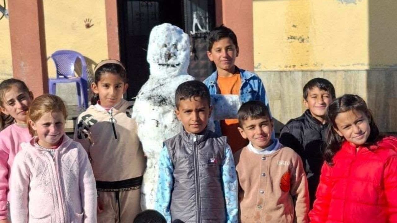 Patnos'ta Öğrenciler Mevsimin İlk Kardan Adamını Yaptı