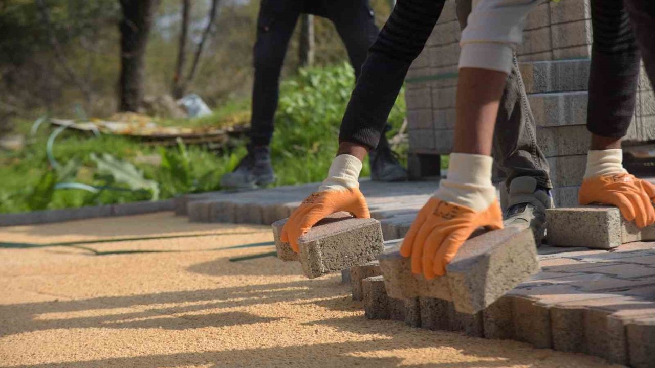 Pelitözü'nde Kilit Parke ile Cadde ve Sokaklar Yenileniyor