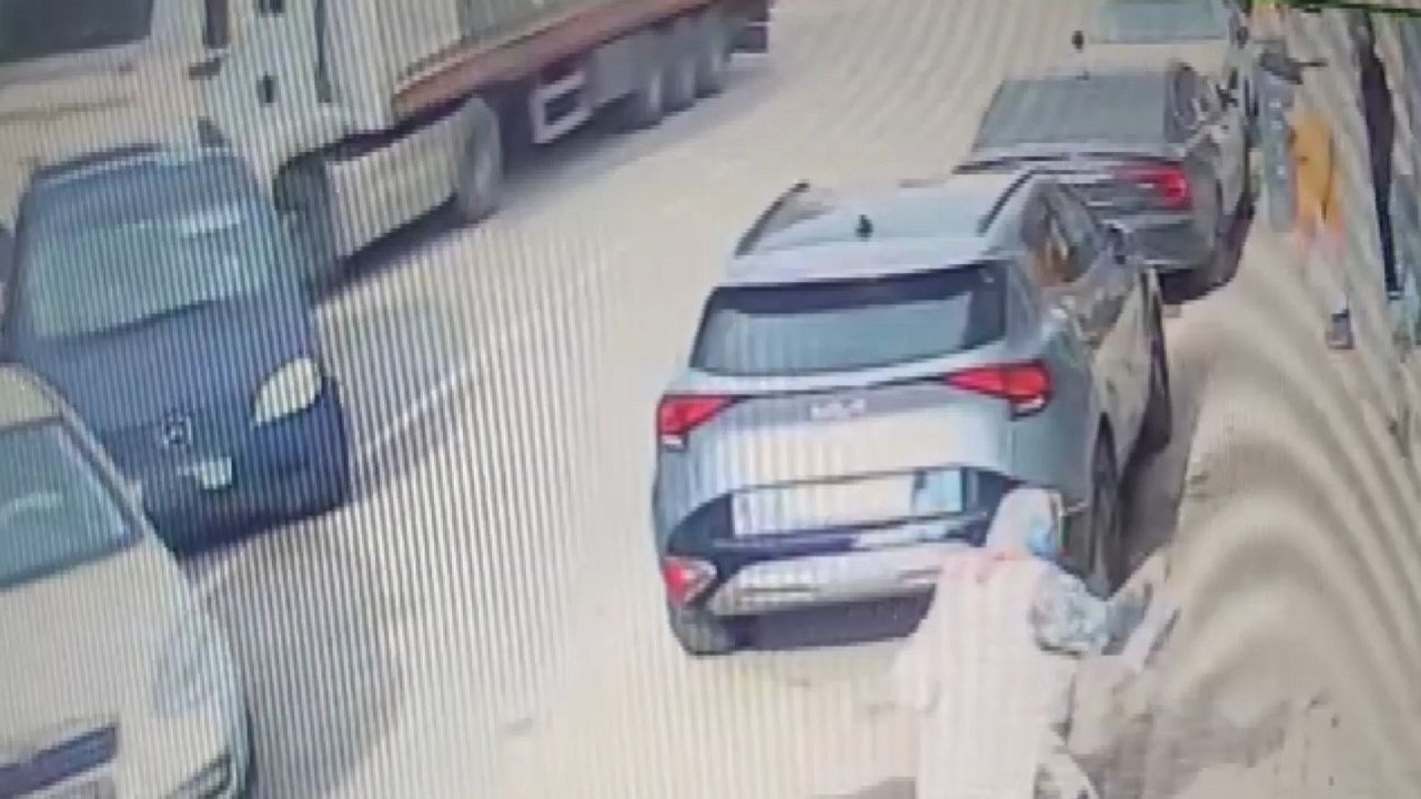 Pendik'te Tır Kazası: Direksiyon Başında Uyuduğu İddia Edilen Tır 5 Araca Çarptı