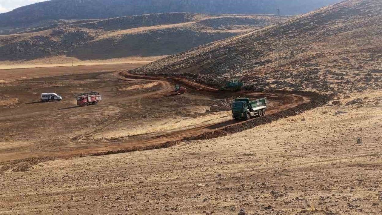 Pervari Zirin Gölü'nde Taşkın Riskine Karşı Bent İnşa Edildi