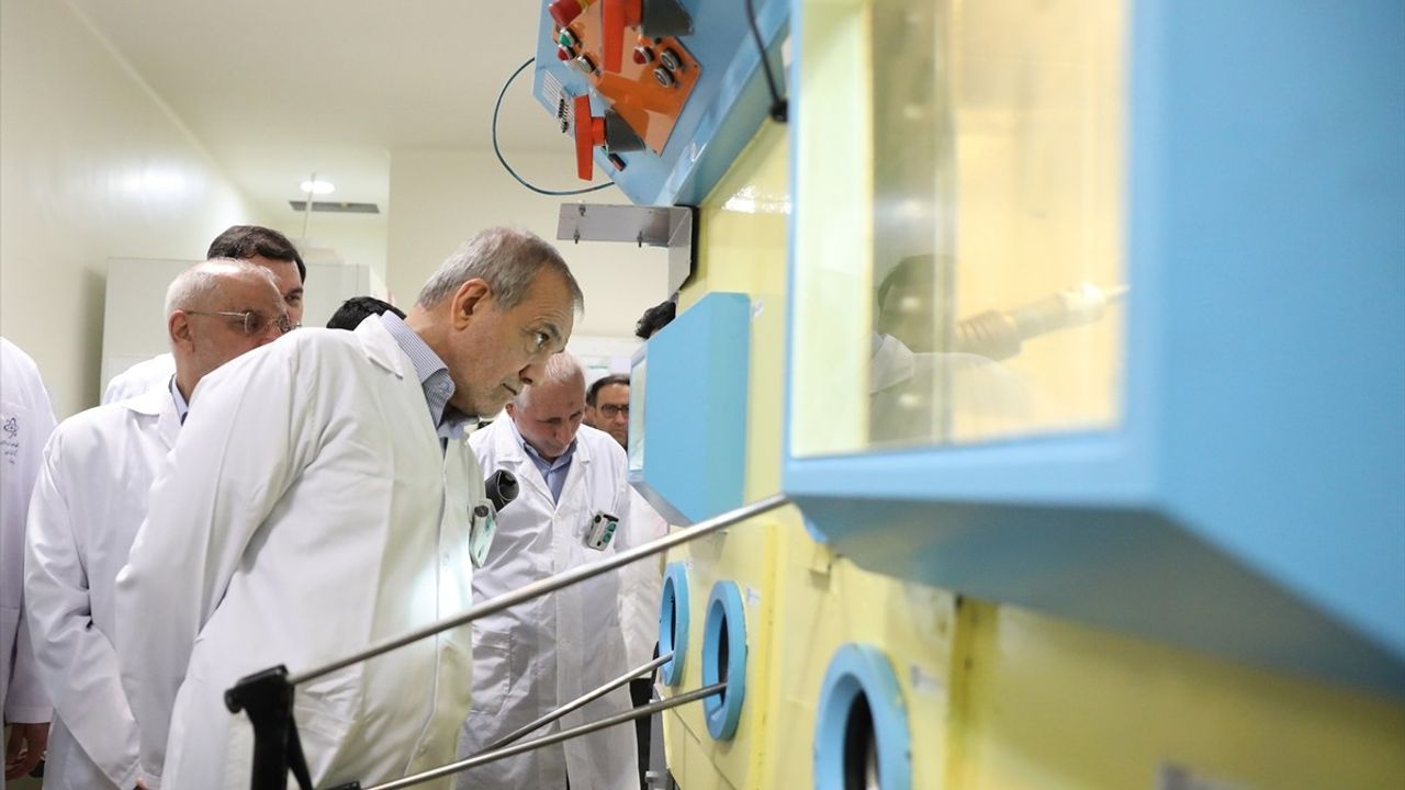 Pezeşkiyan: Nükleer Tesislerimizi Yeniden ve Daha Güçlü İnşa Edeceğiz