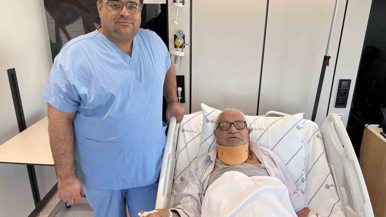 Platinsiz Kapalı Teknikle 86 Yaşındaki Hastada Boyun Omuriliği Daralması Ameliyatı Başarıyla