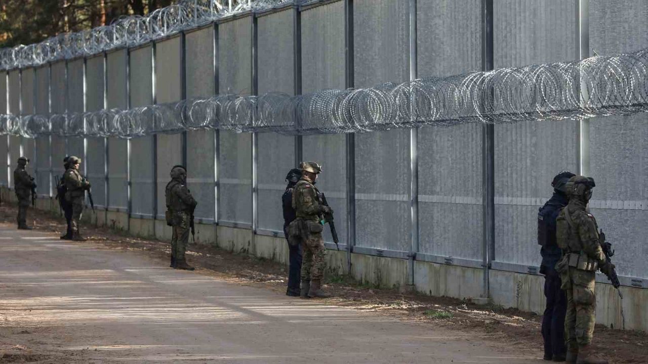 Polonya, Belarus Sınırına 4 Metrelik İkinci Bariyer İnşa Ediyor