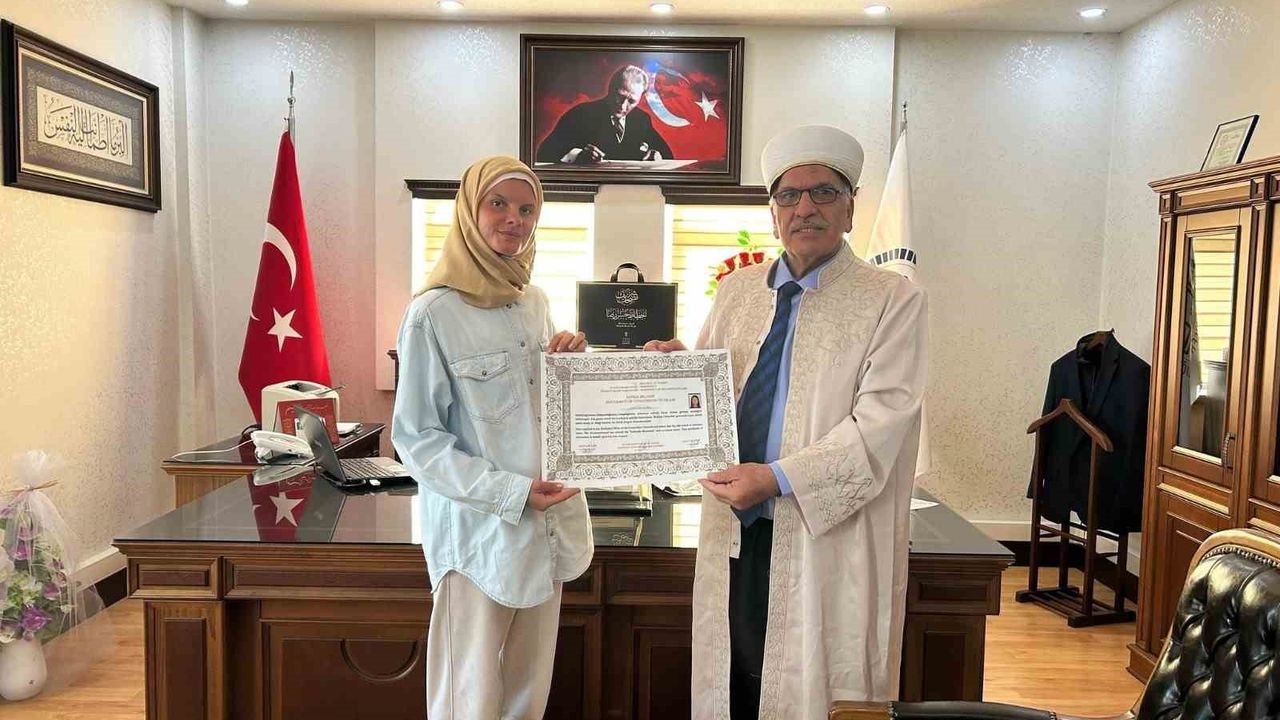 Polonyalı Gazeteci Antalya'da Müslüman Oldu: Ayşe Adını Aldı