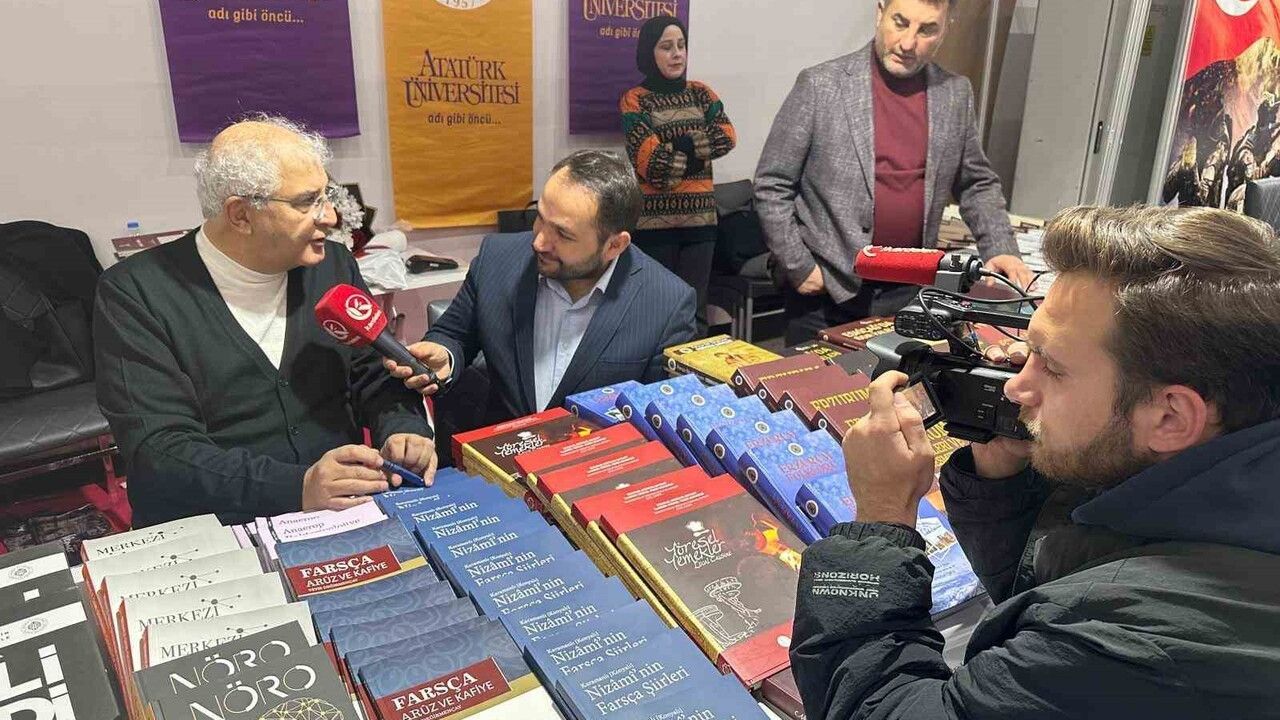 Prof. Dr. Hakan Hadi Kadıoğlu Doğu Anadolu Erzurum 7. Kitap Fuarı'nda Okurlarla Buluştu