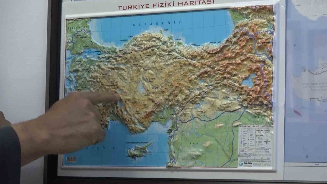 Prof. Dr. Şakir Şahin Uyardı: Eğirdir Gölü'nün Hızla Çekilmesi İlçeyi Felakete Sürüklüyor