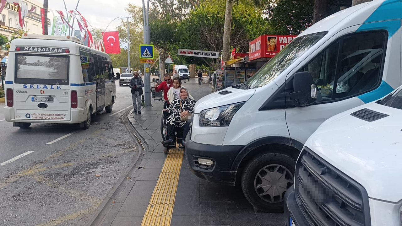 PTT Minibüsleri Manavgat'ta Engellilerin Kaldırımını Kapattı