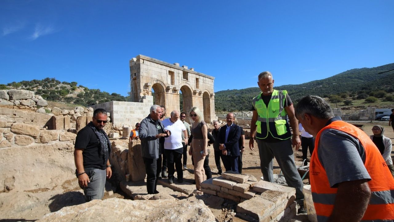 Rektör Özkan Patara Antik Kenti'ndeki Kazıları İnceledi