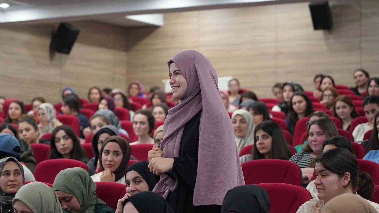 Rektörler Akkaya ve Alican "Gençlerle Baş Başa" Programında Öğrencilerle Buluştu