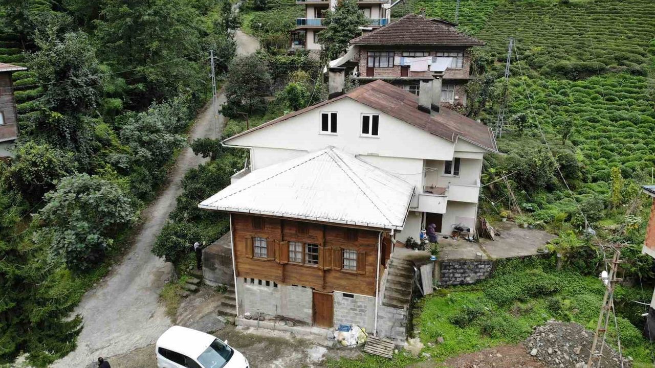 Rize'de Baba Evini Yıkmadan Yenilediler