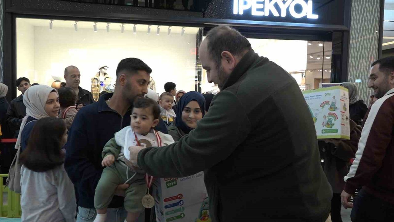 Rize’de Bebek Emekleme Yarışmasında Minikler Değil Aileler Yarıştı