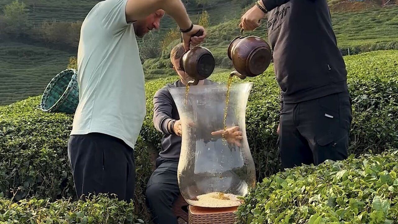 Rize’de Dev Çay Bardağı Videosu Viral Oldu — İzleyiciler Görüntüleri Yapay Zeka Sandı