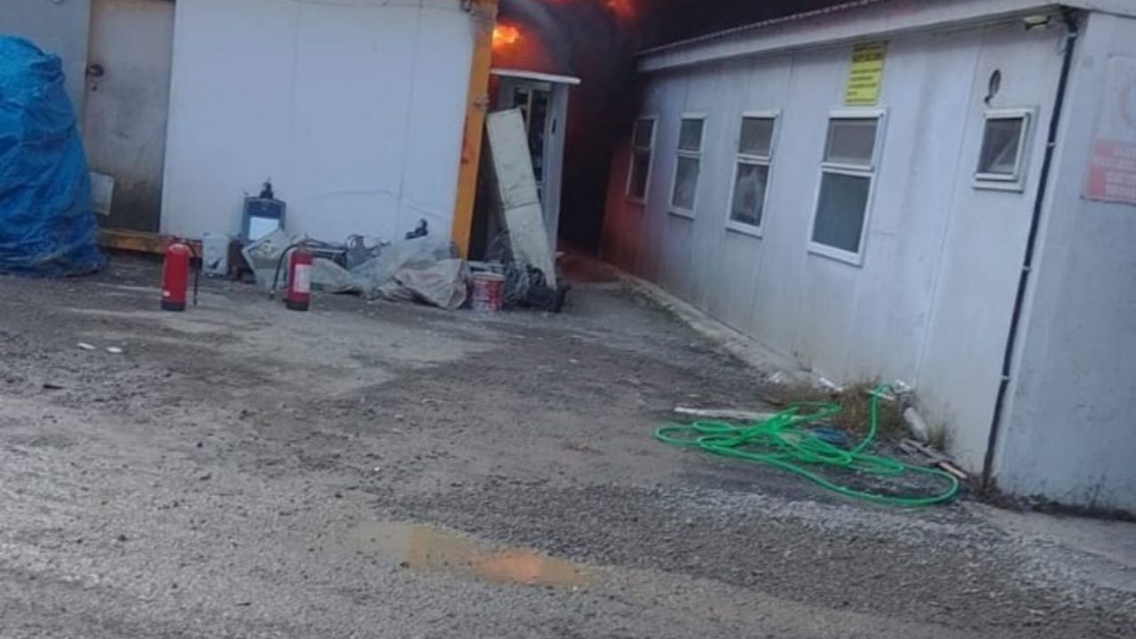 Rize'de Güneli Mahallesi'nde İnşaat Şantiyesinde Yangın Söndürüldü