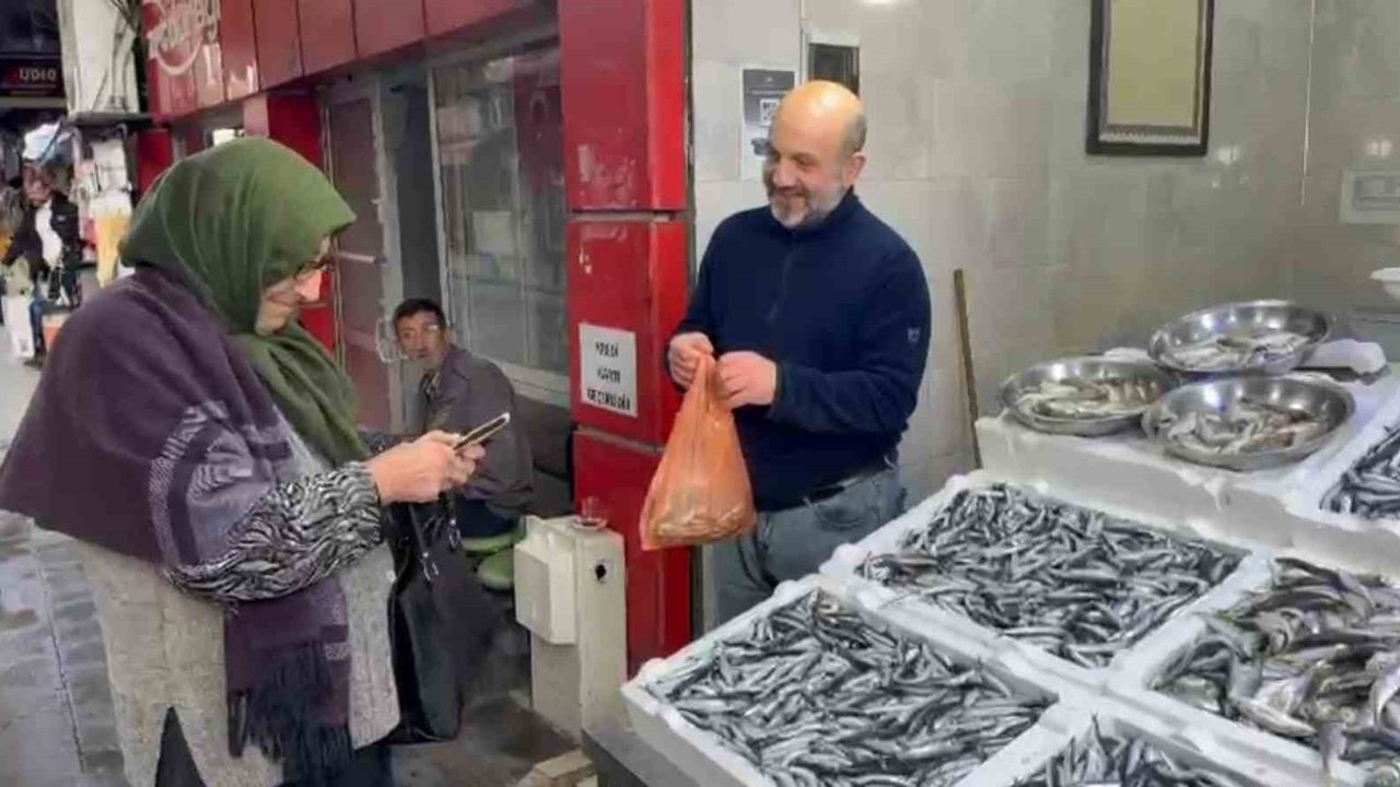 Rize'de Hamsi 50 TL'ye Düştü: Tezgahlarda Bolluk