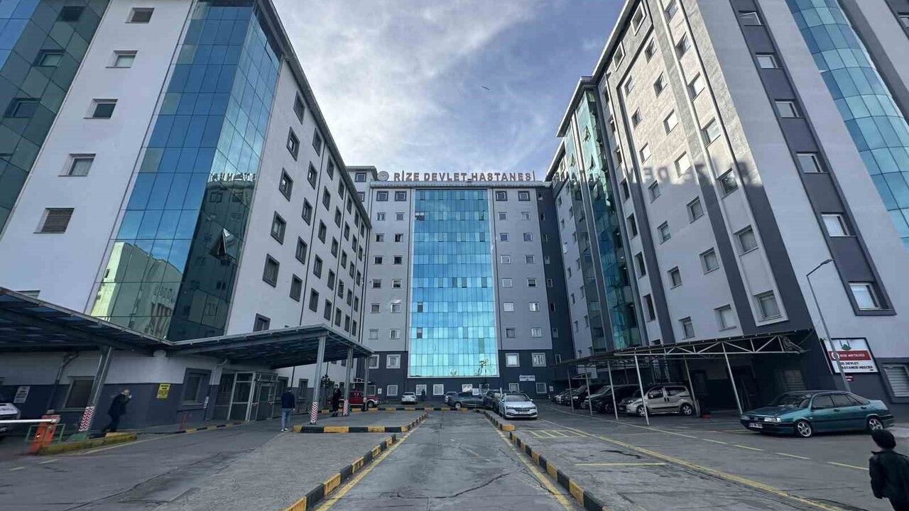 Rize'de Kız Yurdunda 40 Öğrenci Yemek Zehirlenmesi Şüphesiyle Hastaneye Kaldırıldı