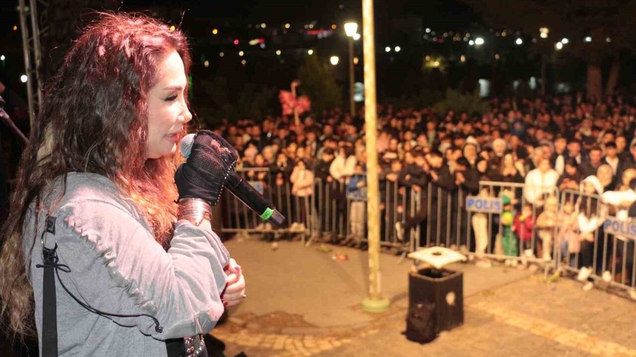 Rojin Cizre'de Konser Verdi — Cizre Kitap Fuarı'nda Coşku