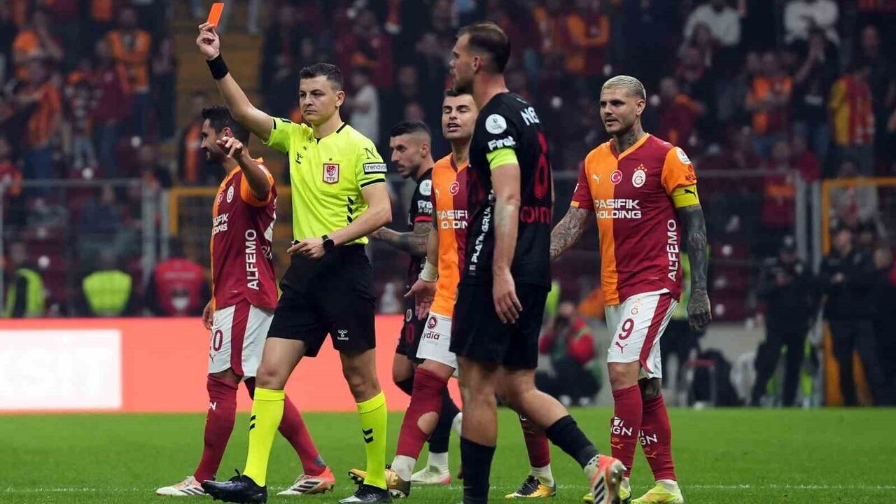 Roland Sallai'ye Direkt Kırmızı Kart — Galatasaray 10 Kişi Kaldı