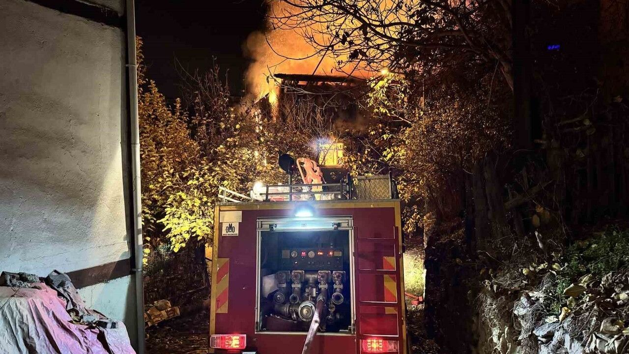 Safranbolu'da İki Katlı Ahşap Ev Alevlere Teslim