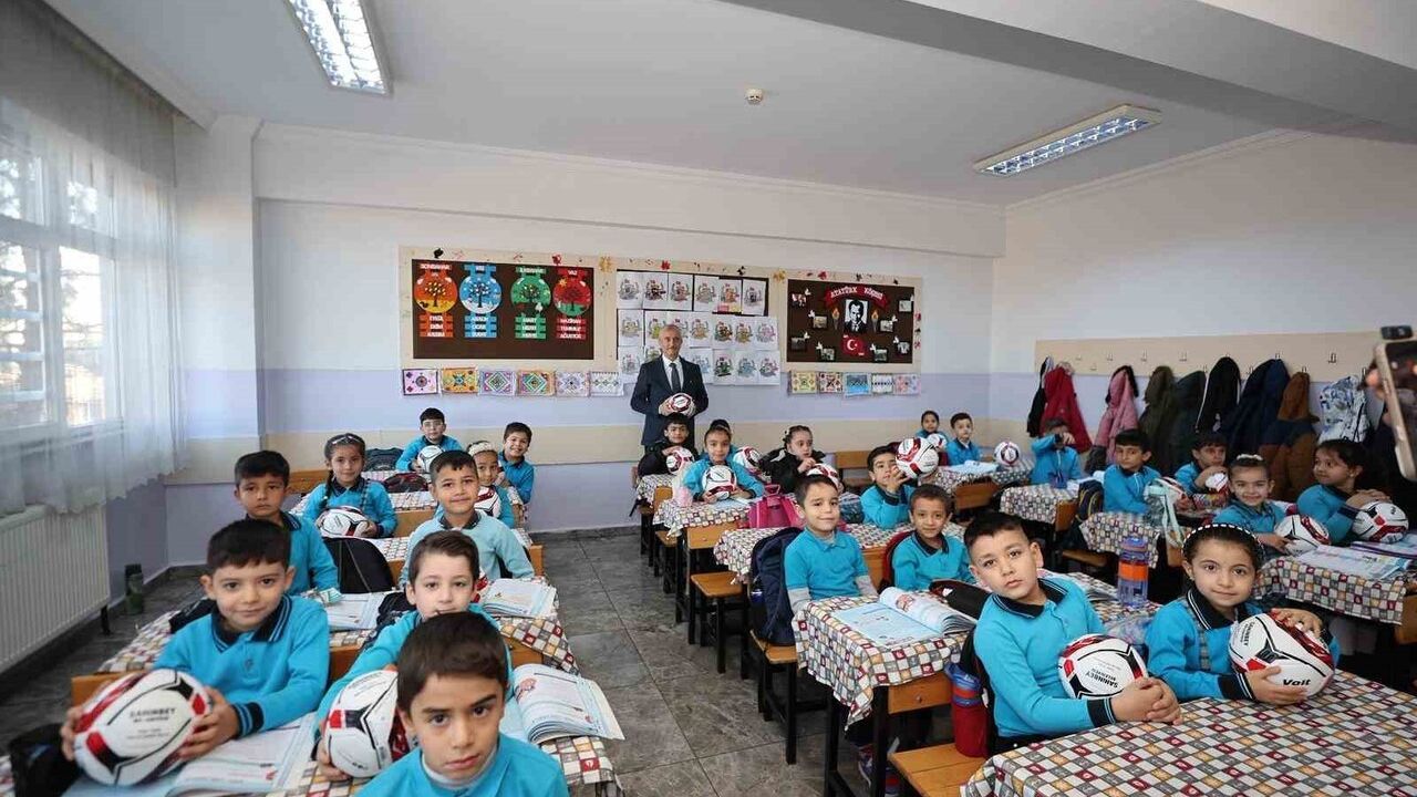 Şahinbey’den Temiz Tutan Öğrencilere Futbol Topu