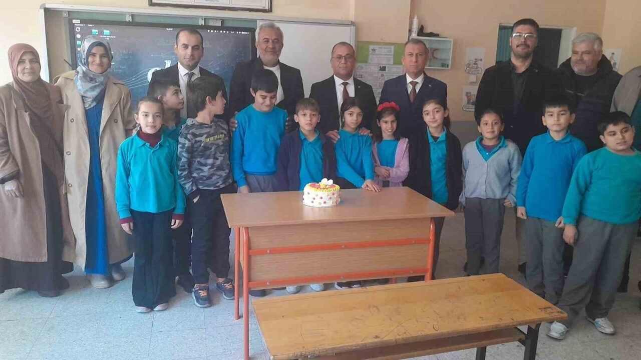 Saimbeyli'de Protokolden Otizmli Öğrenci Muhammed Şener'e Doğum Günü Sürprizi