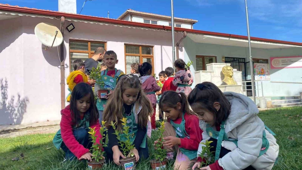 Sakarya'da 'Minik Bahçıvanlar' 3 Bin Anaokulu Öğrencisiyle Umut Ekti