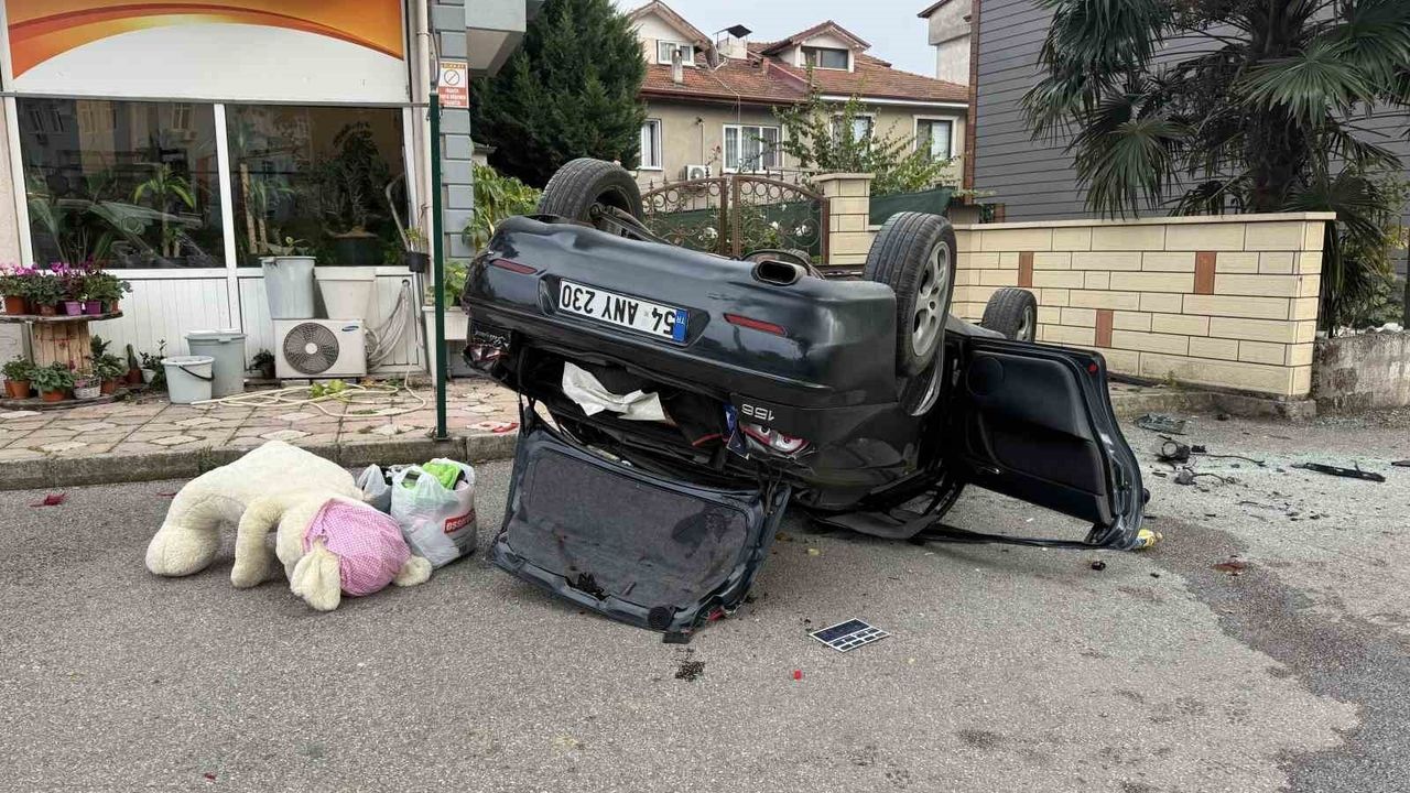 Sakarya'da takla atan otomobilden sürücü burnu kanamadan kurtuldu
