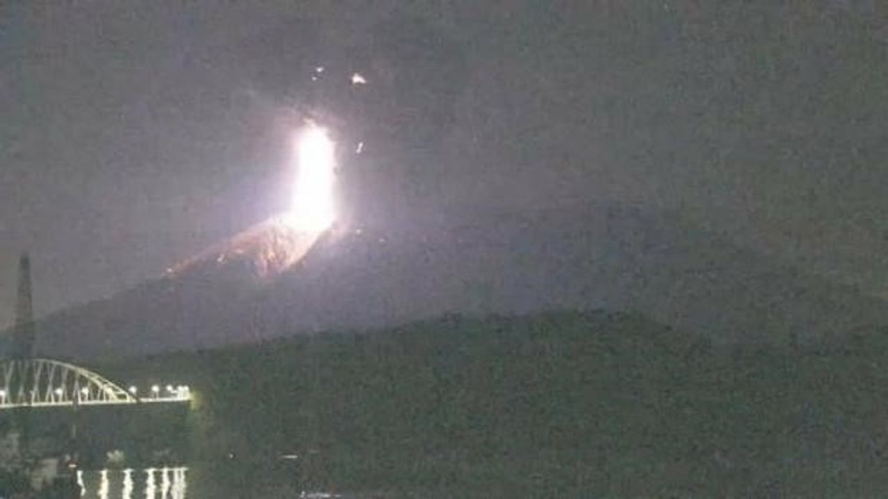 Sakurajima Yanardağı'nda Patlama: Kül Bulutu 4 bin 400 Metreye Ulaştı