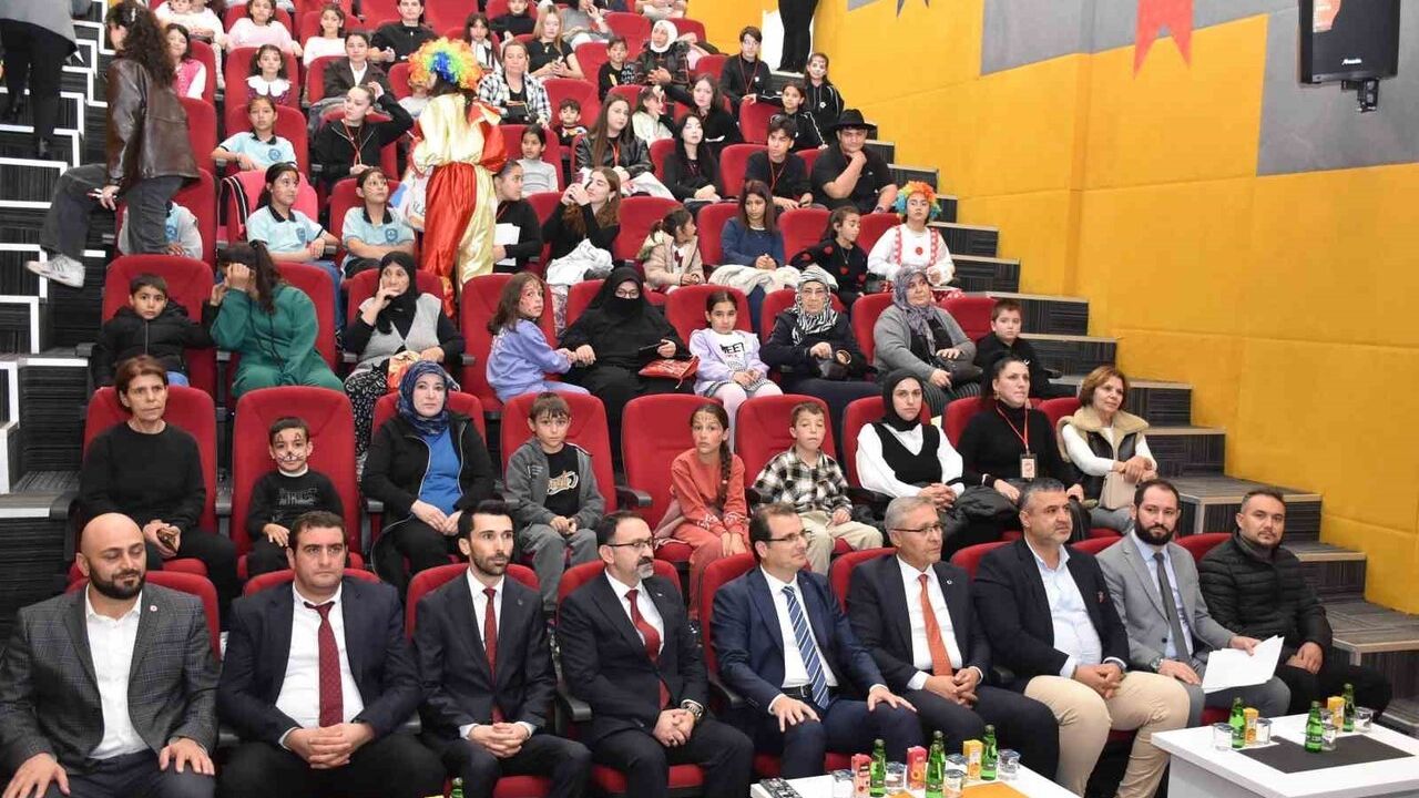 Salihli'de 20 Kasım Dünya Çocuk Hakları Günü Coşkuyla Kutlandı