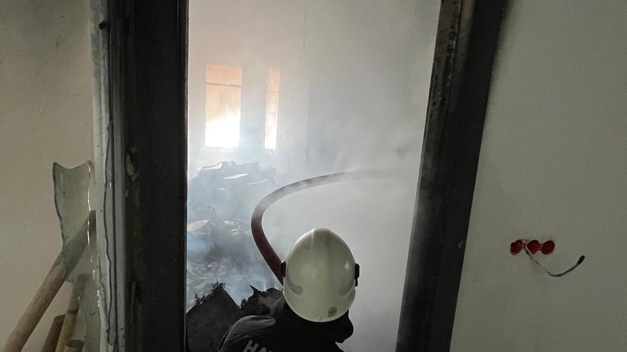 Samandağ'da Depo Yangını — Çiğdede Mahallesi'nde Depo Kullanılamaz Hale Geldi