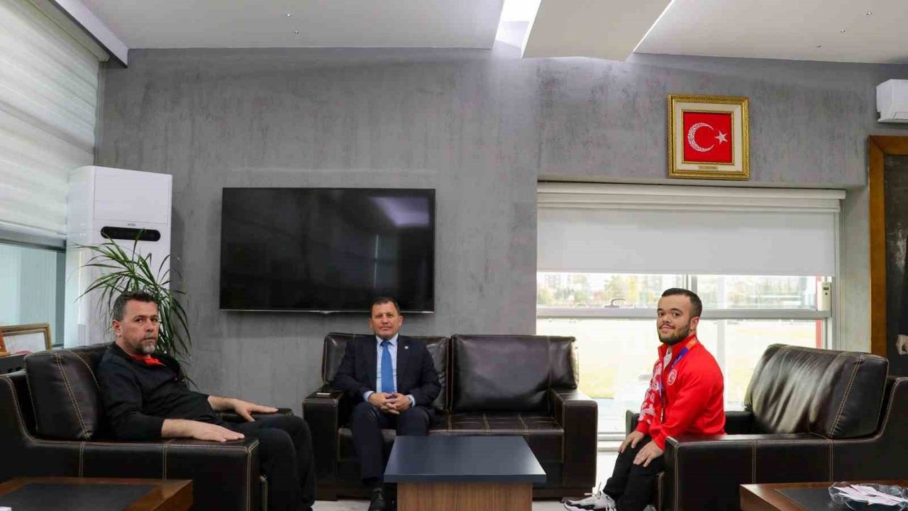 Şampiyon Çağdaş Kaya, İl Müdürü Ali İhsan Kabakcı’yı Ziyaret Etti