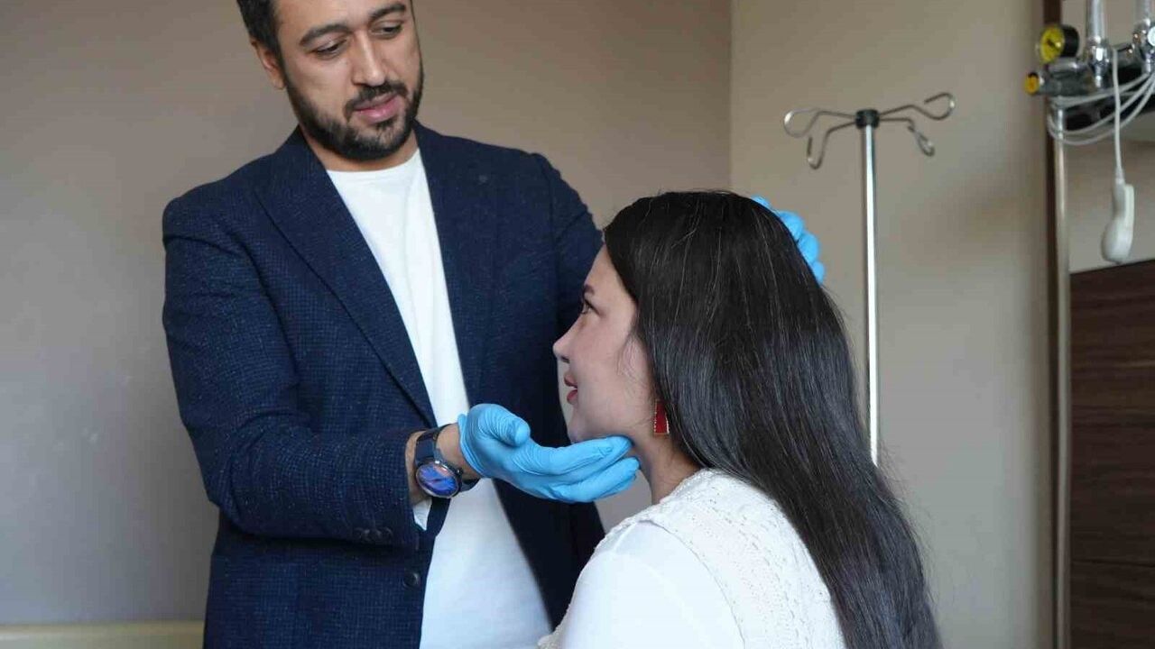 Samsun'da 15 Dakikada Şifa: Sialendoskopi ile Tükürük Bezi Taşı Çıkarıldı