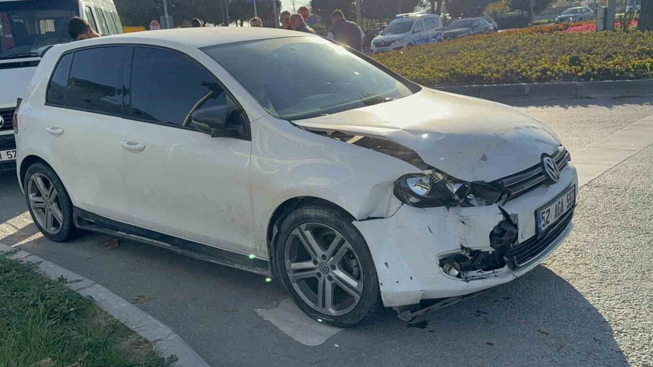 Samsun'da minibüs ile otomobil çarpıştı: 1 kişi yaralandı