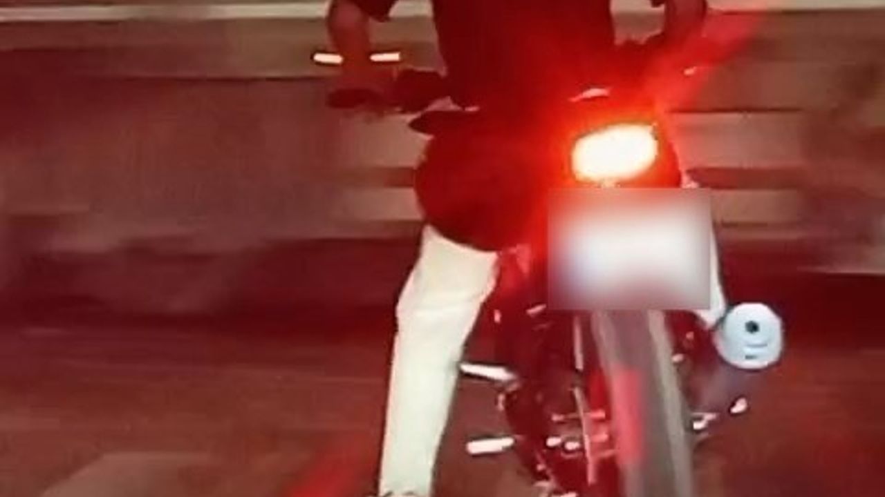 Samsun'da motosiklet sürücüsü kırmızı ışıkta patinaj yapıp lastik yaktı