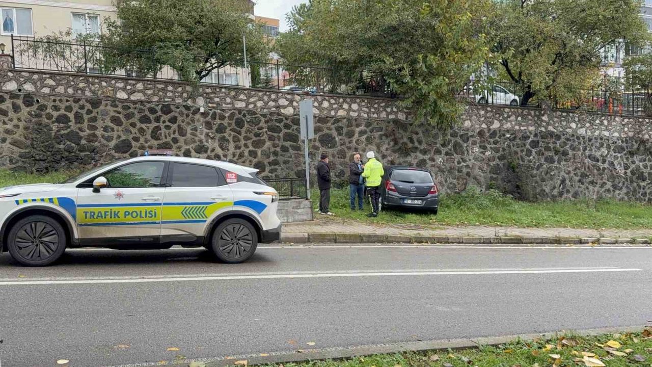 Samsun'da Otomobil İstinat Duvarına Çarptı: Genç Futbolcu Yaralandı