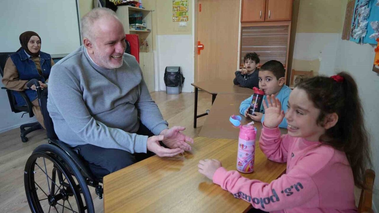 Samsun'da tekerlekli sandalyeli rehber öğretmen Hasan Tahsin Yazıcı, 28 yıllık deneyimle