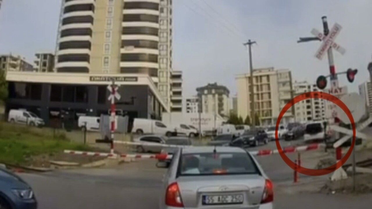 Samsun'da tren yolu üzerinde tehlikeli sürüşe 2 bin 979 TL ceza