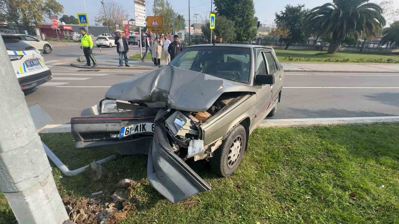 Samsun İlkadım'da otomobil direğe çarptı: 1 yaralı