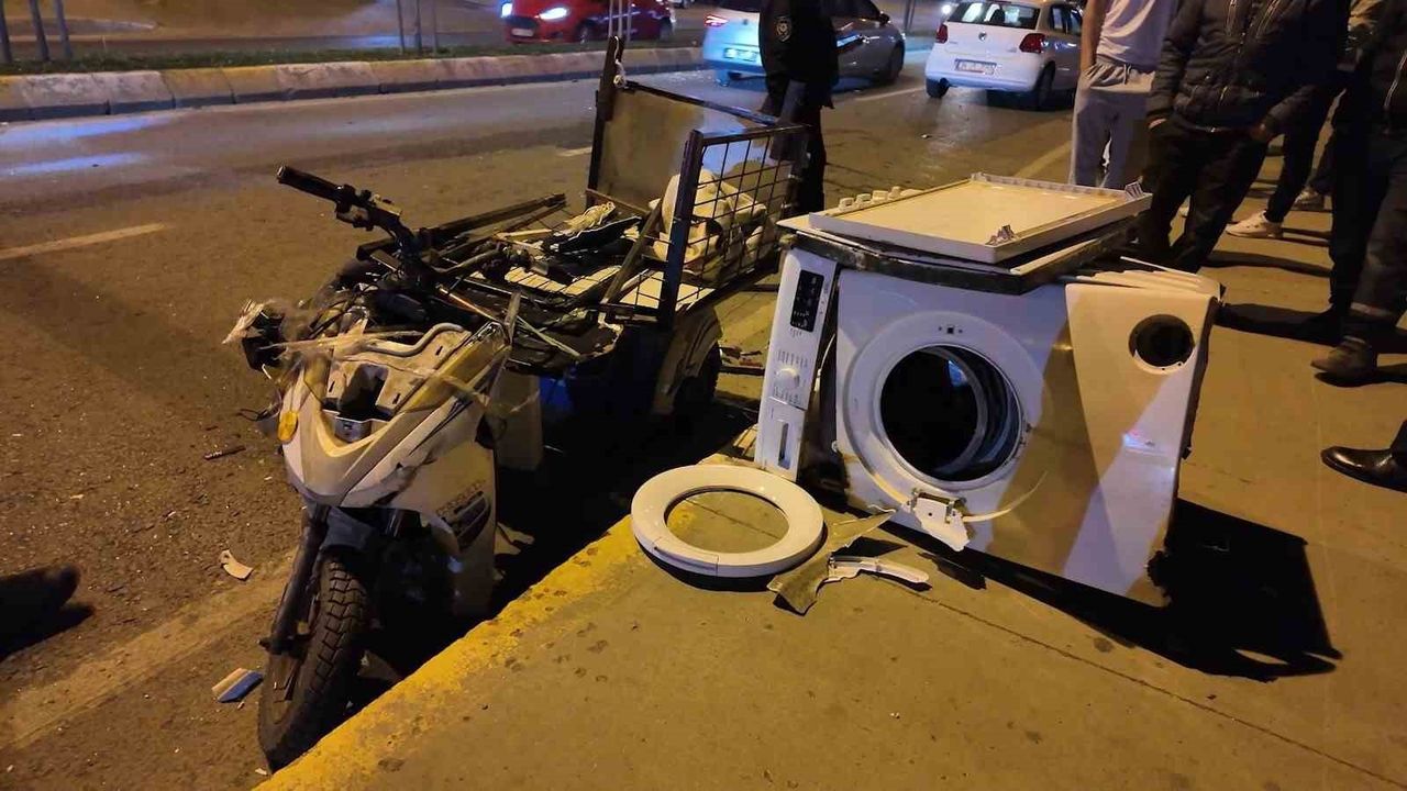 Sancaktepe'de otomobil ile yük dolu motosiklet çarpıştı: 1 yaralı