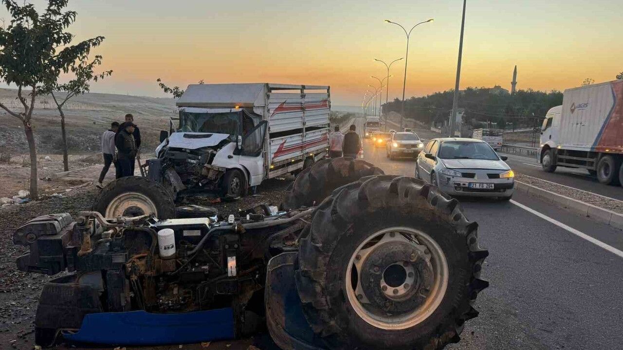 Şanlıurfa Birecik'te Zeytin Yüklü Traktör ile Kamyonet Çarpıştı: 2 Yaralı
