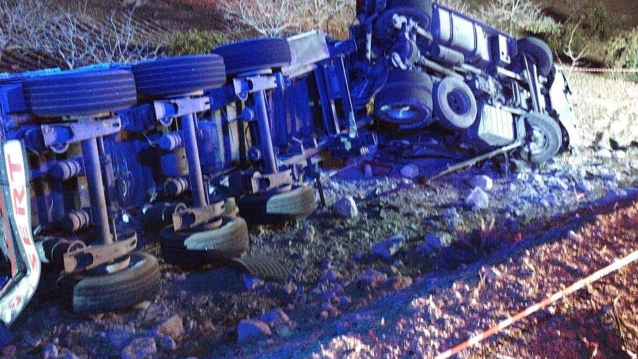 Şanlıurfa Bozova'da Tır Devrildi: Sürücü Ömer Açıkalın Hayatını Kaybetti