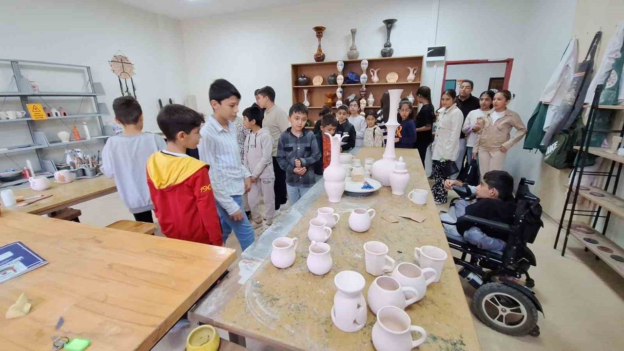 Şanlıurfa'da Gençlik Merkezi Kursiyerleri Engellilerle Atölyede Buluştu