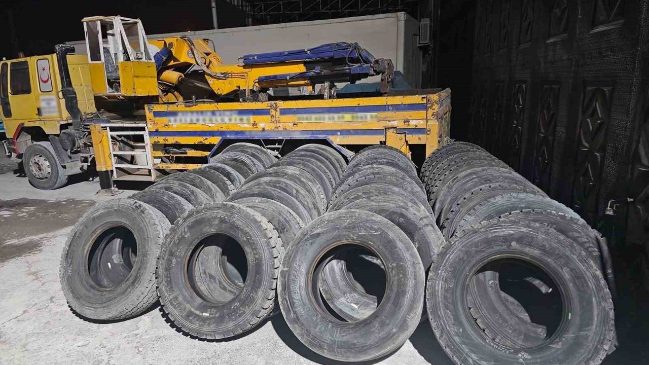 Şanlıurfa'da Jandarma 450 Bin TL Değerinde 44 Sahte Fatura Düzenlenmiş Lastik Ele Geçirdi