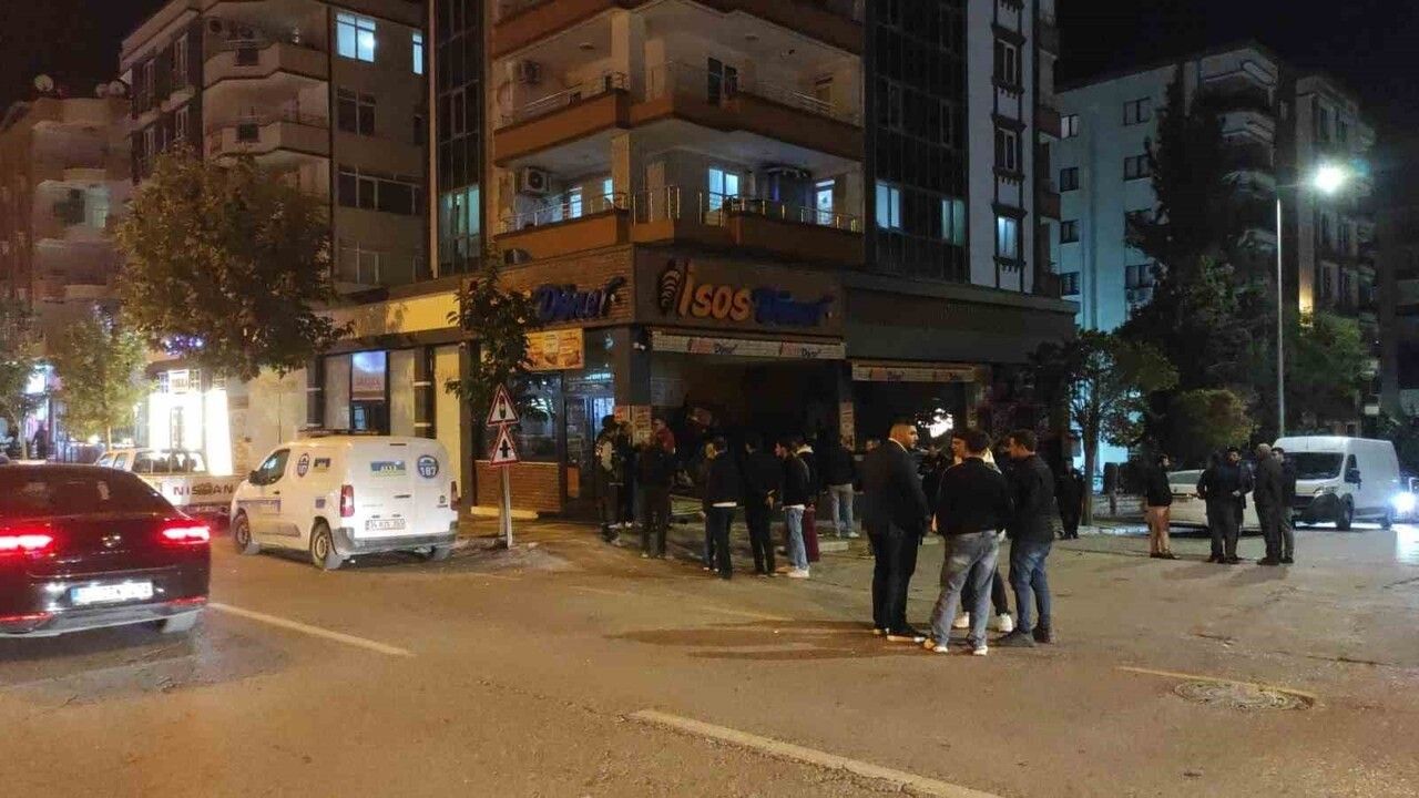 Şanlıurfa'da Kontrolden Çıkan Araç Yeni Açılan Dönerciye Daldı